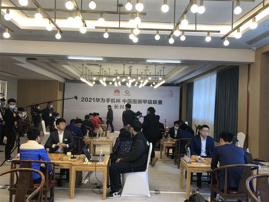 第27分钟，德佩门前获得好机会低射被门将扑出，回放显示德佩越位但主裁还是给了角球。